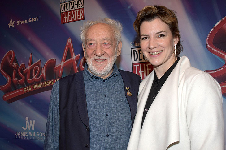 Unter den Gästen: Dieter Hallervorden mit Sandra Meyer bei der Premiere Sister Act am 10.10.2024 im Deutschen Theater (©Foto: Ingrid Grossmann) 
